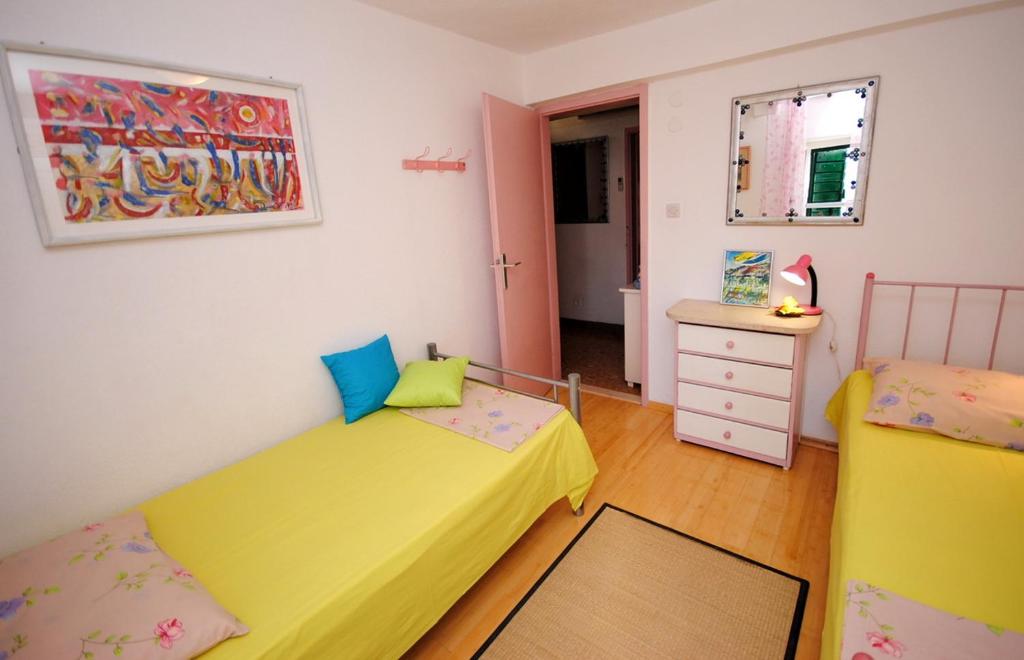 Posteľ alebo postele v izbe v ubytovaní Antique apartment in the center of Brela