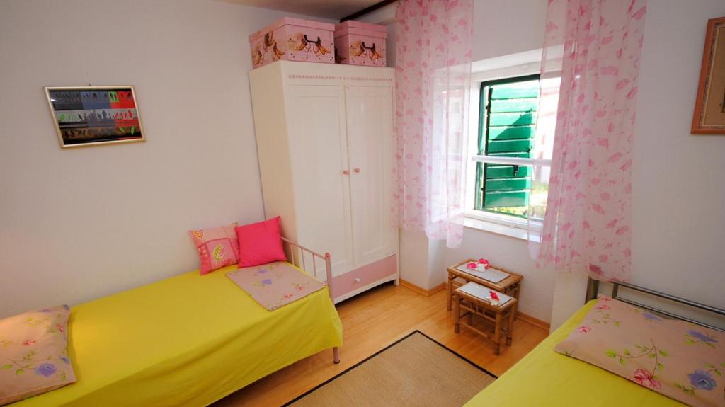 Posteľ alebo postele v izbe v ubytovaní Antique apartment in the center of Brela