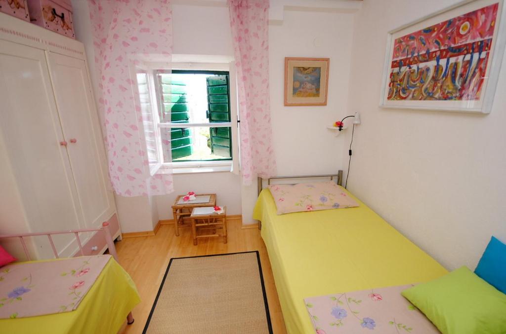 Posteľ alebo postele v izbe v ubytovaní Antique apartment in the center of Brela