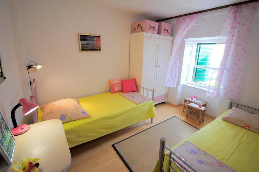 Posteľ alebo postele v izbe v ubytovaní Antique apartment in the center of Brela