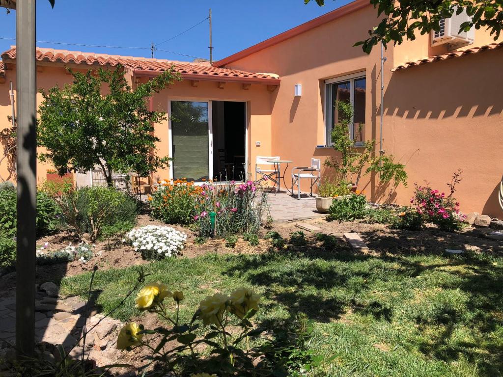 un giardino di fronte a una casa di Gateway to Sinis a Baratili San Pietro