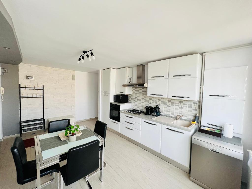 Кухня або міні-кухня у Denis Apartament