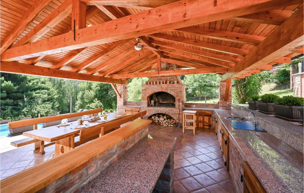 Do dyspozycji Gości jest kuchnia na świeżym powietrzu z kamiennym kominkiem i drewnianym sufitem. w obiekcie Gorgeous Home In Globocec Ludbrecki w mieście Čukovec