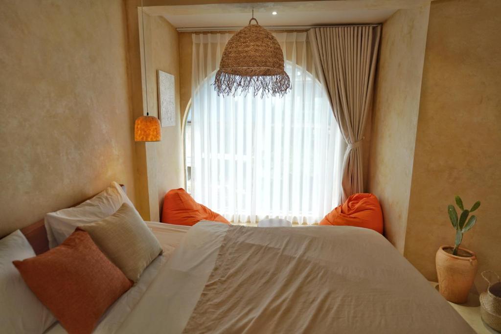 - une chambre avec un lit en face d'une fenêtre dans l'établissement VV House Quy Nhon Homestay, à Quy Nhơn