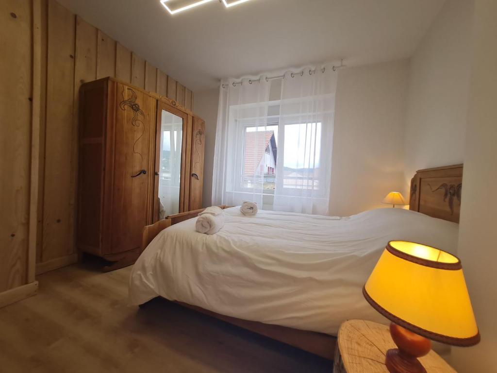 Łóżko lub łóżka w pokoju w obiekcie Fête des jonquilles