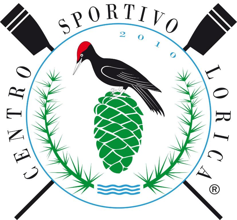 un oiseau est assis au sommet d'un ananas dans l'établissement Centro Sportivo Lorica, à Lorica