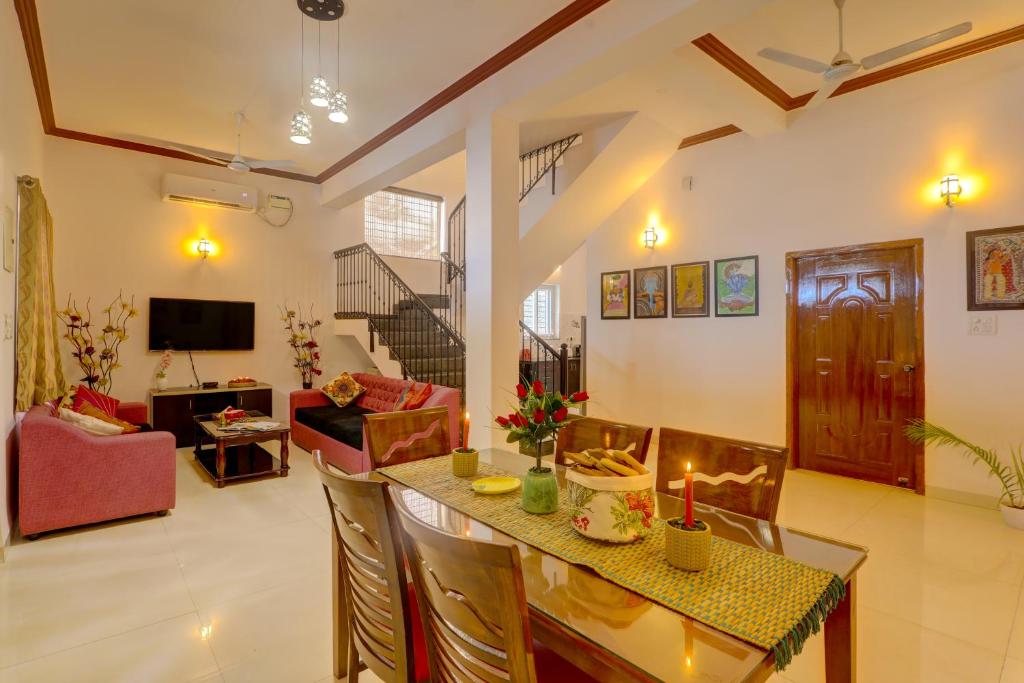 uma sala de estar com mesa e cadeiras em Ludo Private Pool Villa, WiFi-Caretaker-Parking, North Goa em Baga