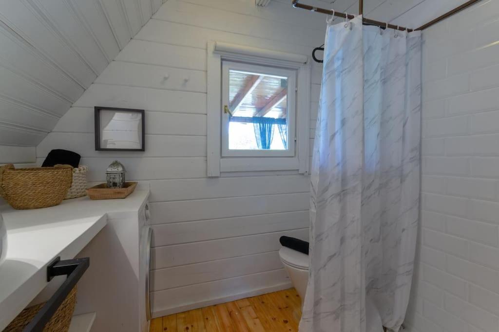 A bathroom at La Amapola
