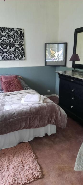 Posteľ alebo postele v izbe v ubytovaní Bâtisse XVIII ème, dans enceinte d'un château.