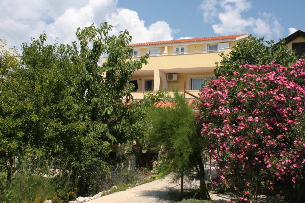 Zahrada ubytování Apartments with parking space Murter - 5100