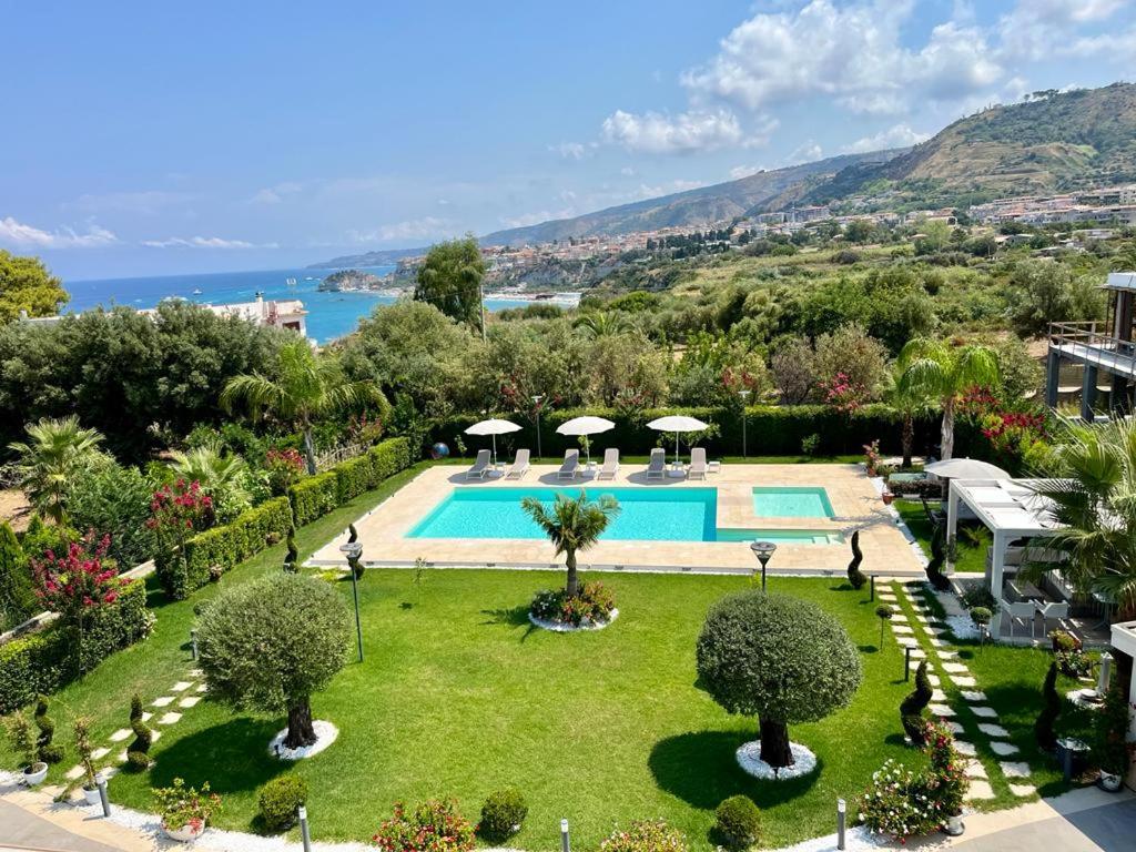 vista aerea su un giardino con piscina di La Dimora degli Angeli a Tropea