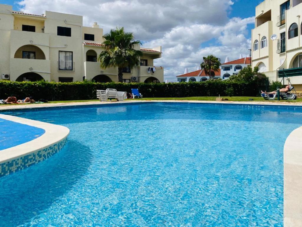 une grande piscine en face d'un bâtiment dans l'établissement Algarve Apartment 129, à Albufeira