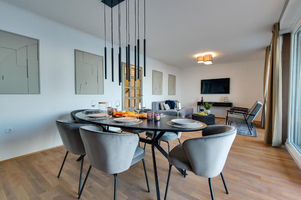 Posedenie v ubytovaní Premium apartment with beautiful sea view, short walk to the sea