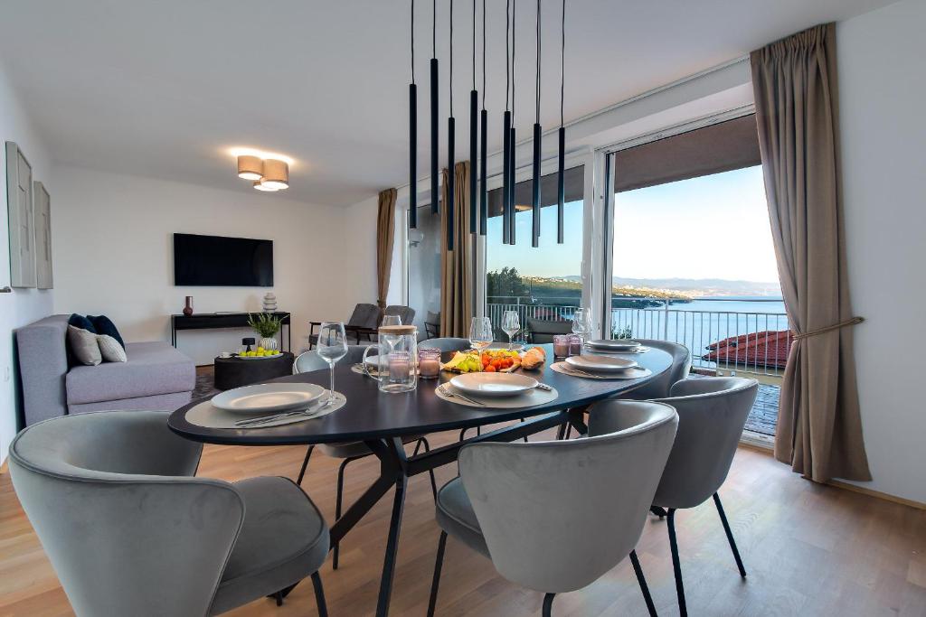 Posedenie v ubytovaní Premium apartment with beautiful sea view, short walk to the sea