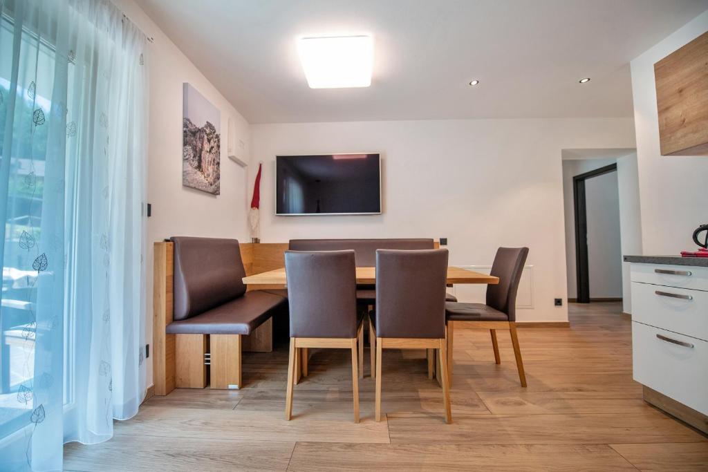 Telewizja i/lub zestaw kina domowego w obiekcie Apartments Cesa Ploner