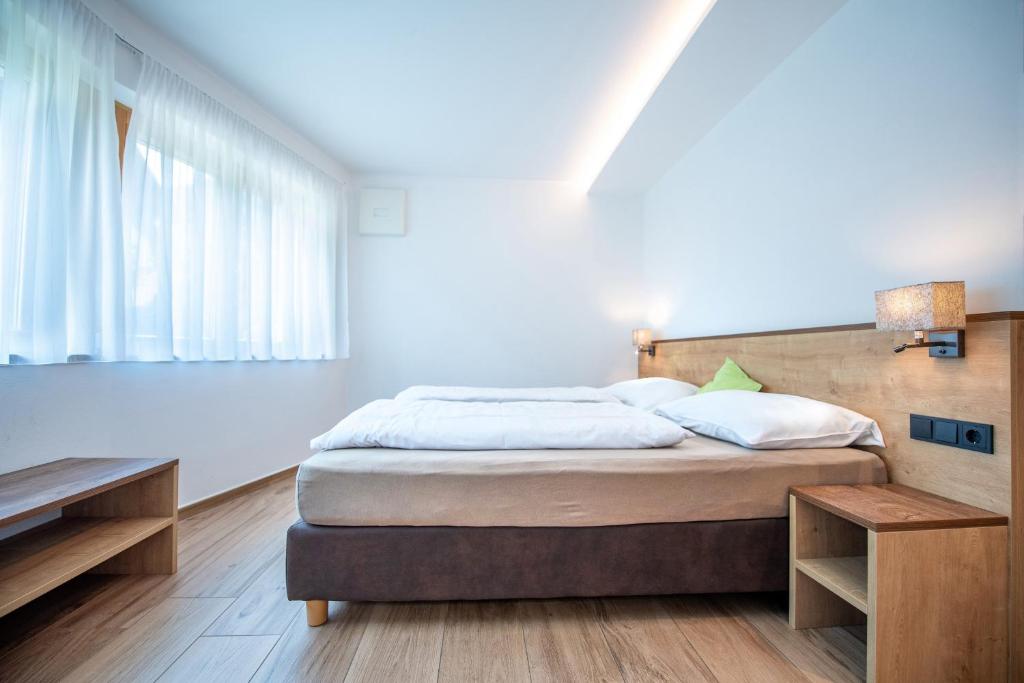Łóżko lub łóżka w pokoju w obiekcie Apartments Cesa Ploner
