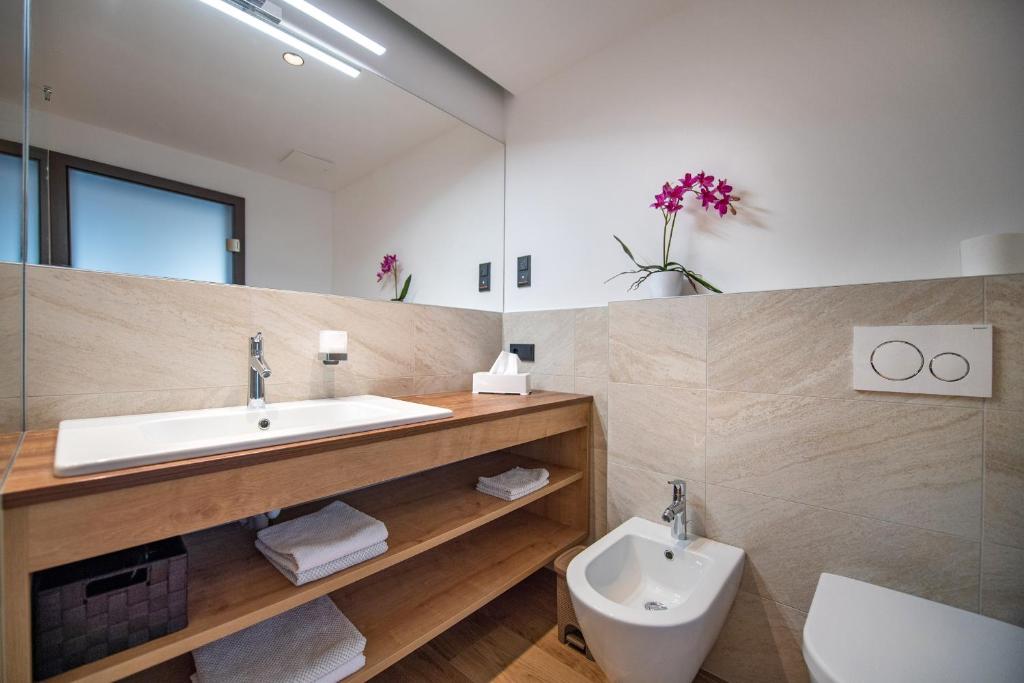 Łazienka w obiekcie Apartments Cesa Ploner