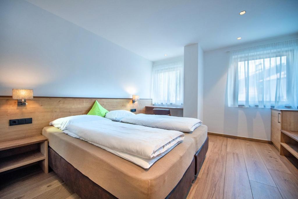 Łóżko lub łóżka w pokoju w obiekcie Apartments Cesa Ploner