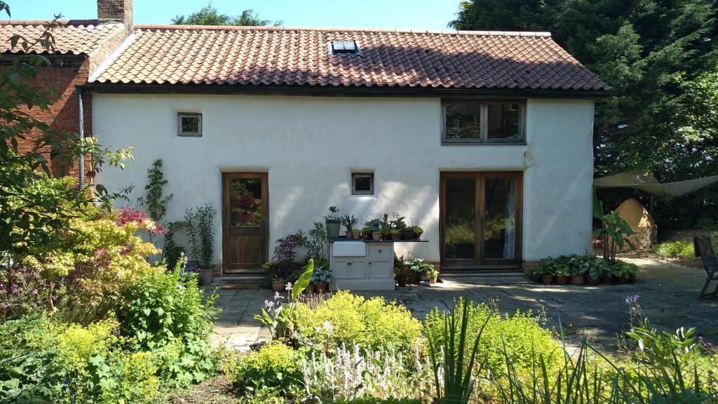 een wit huis met een tuin ervoor bij Sans, Souci. @ Mill House in Horncastle