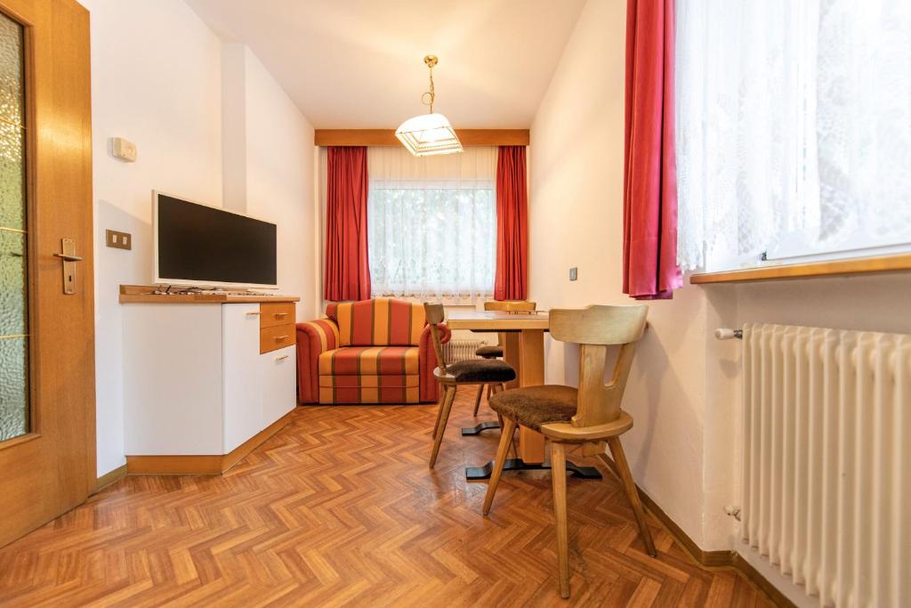 Televízia a/alebo spoločenská miestnosť v ubytovaní Apartments Jasmin