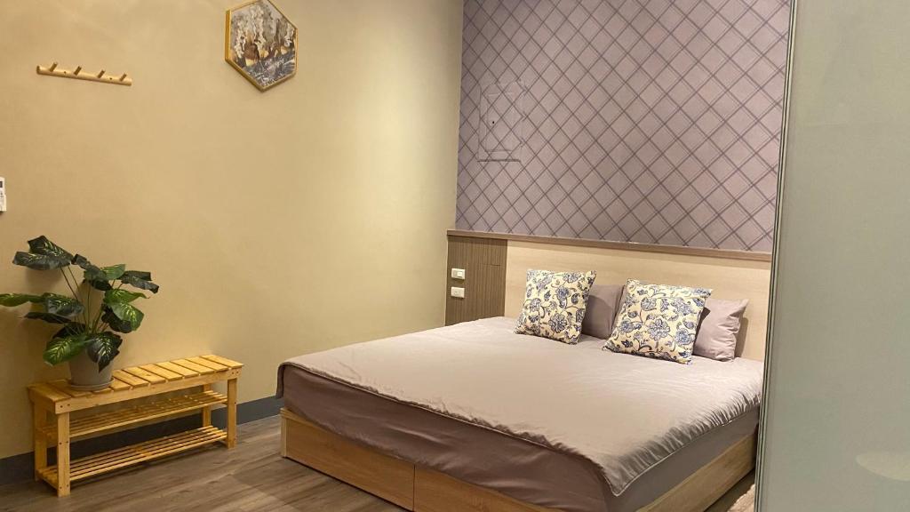 Postel nebo postele na pokoji v ubytování 鄉間小路 Home 備有專屬停車場