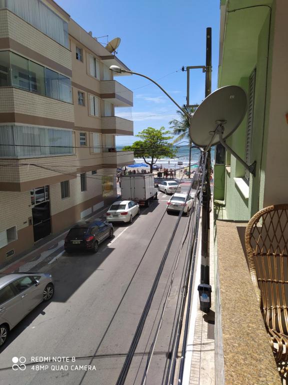 a street with cars parked on the side of a building at Cheiro de Mar in Balneário Camboriú