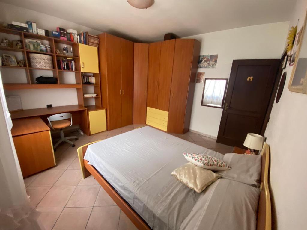 1 dormitorio con 1 cama y escritorio en una habitación en Camere Rosy en Palazzo