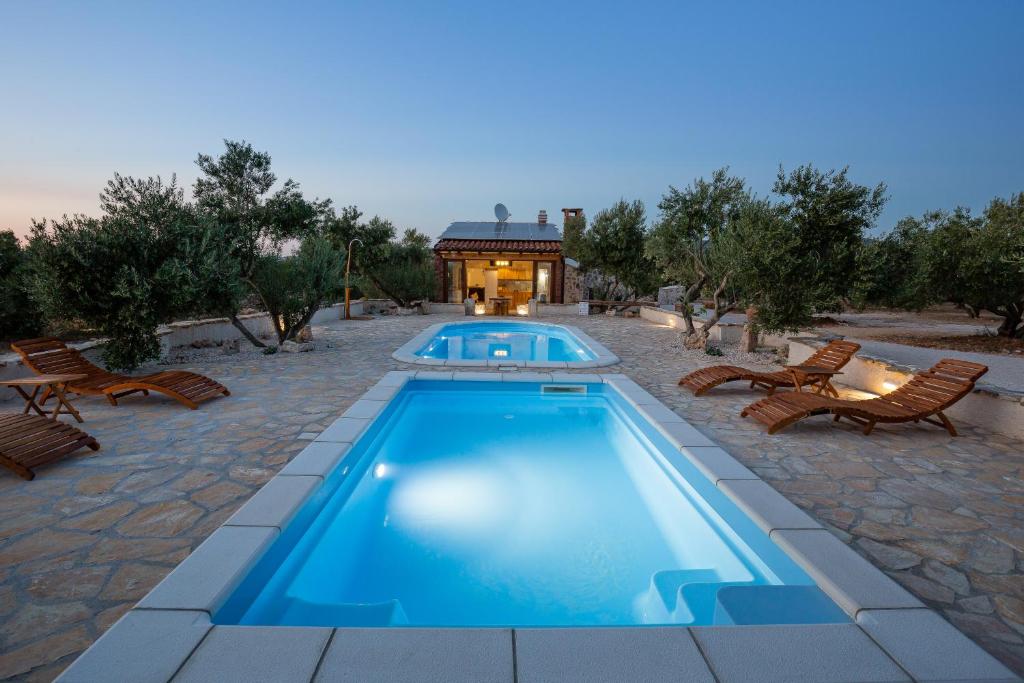 Suitetrails - ECO Stone House Santa Maria with Pool
