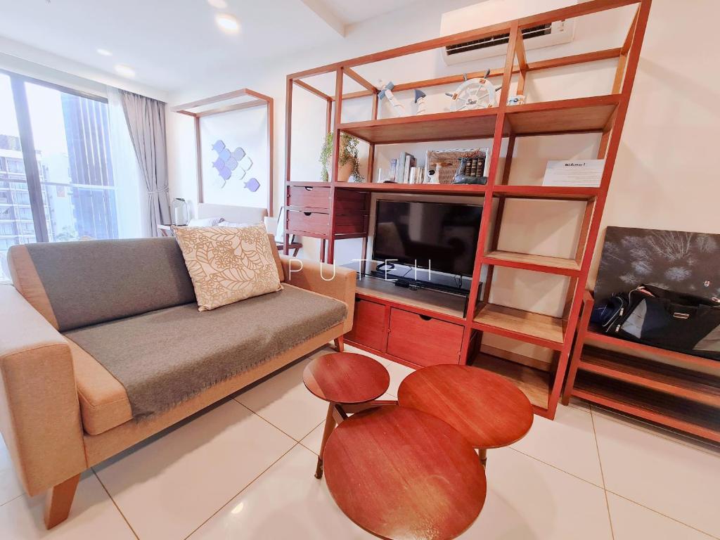 Posezení v ubytování PUTEH Timurbay Beachfront Private SEA view Suite Kuantan