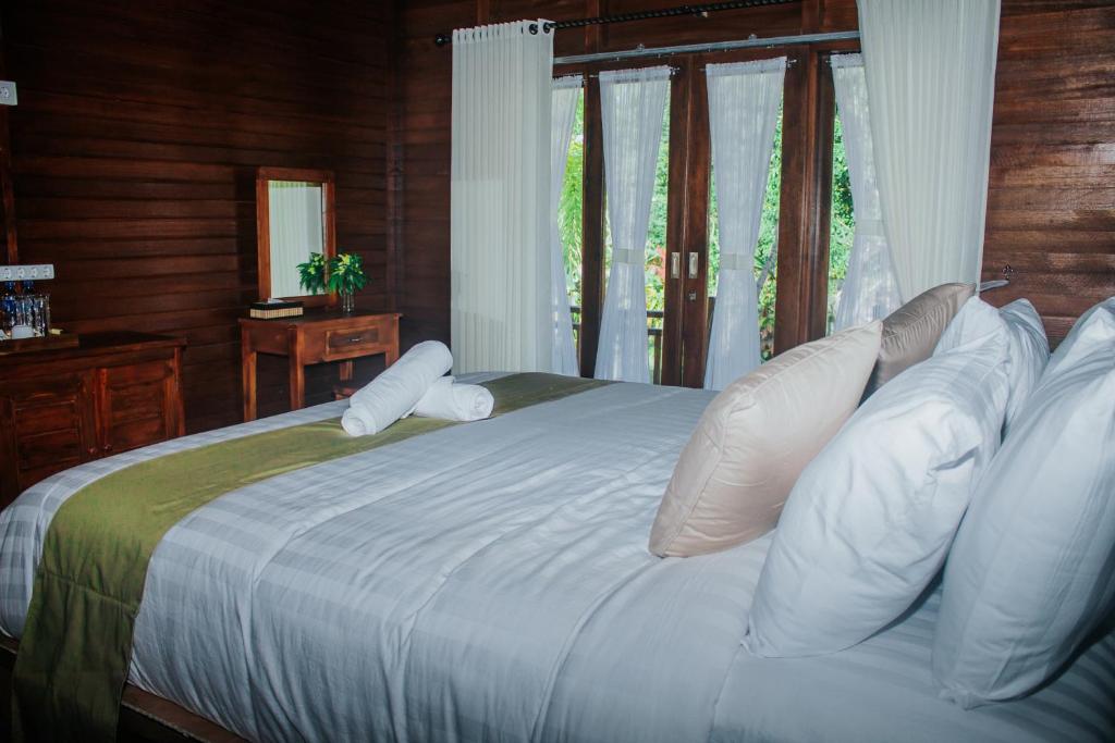 Postel nebo postele na pokoji v ubytování Kurnia Guest House & Spa