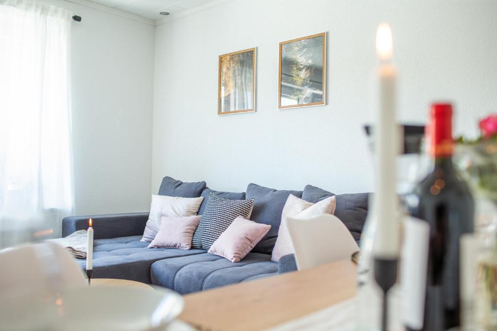 - un salon avec un canapé bleu et des oreillers dans l'établissement Ferienwohnung Landparadies im Sauerland, à Bestwig