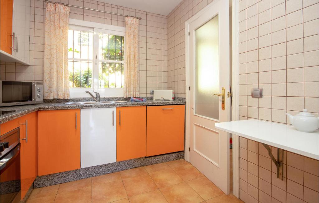 A kitchen or kitchenette at Nice Apartment In Calahonda With Wifi