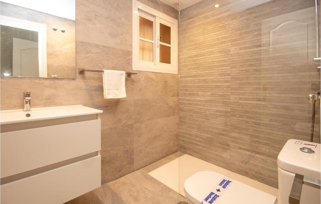 A bathroom at Nice Apartment In Calahonda With Wifi