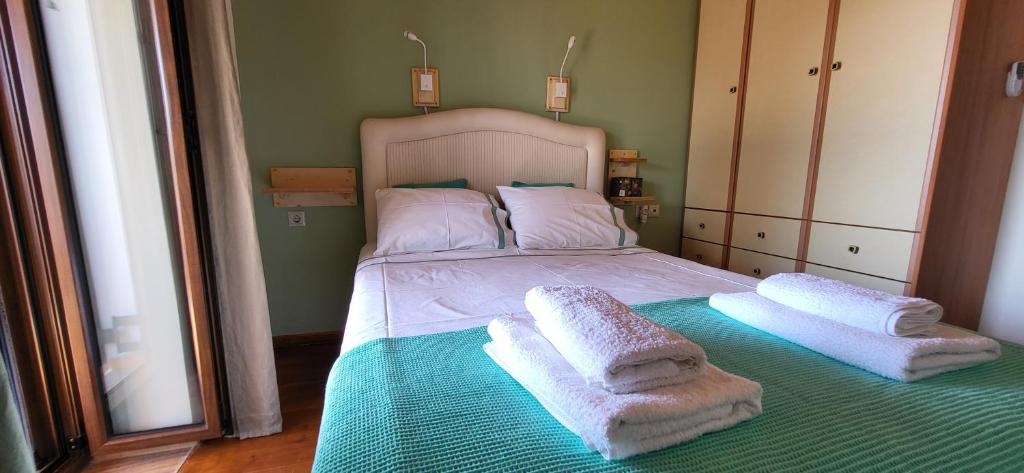 Un pat sau paturi într-o cameră la Filanthi's Retreat In Mani's Nature