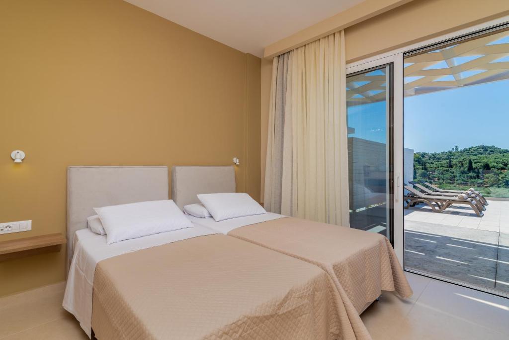 Postel nebo postele na pokoji v ubytování Spartakos Luxury Villa 2