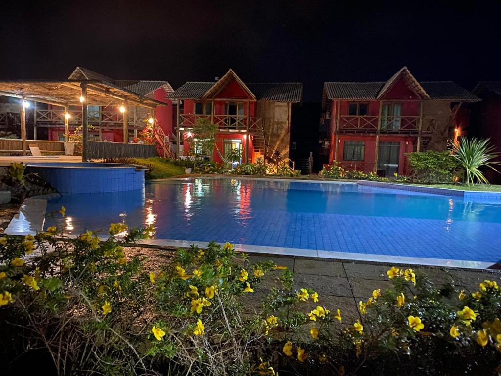 una piscina davanti a una casa di notte di Chaleville Coqueiro 3202 - Luis Correia Piauí a Luis Correia