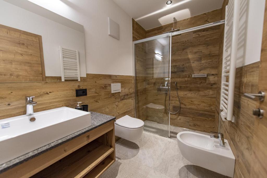 A bathroom at Luech da Perteut - Panorama and Wellness