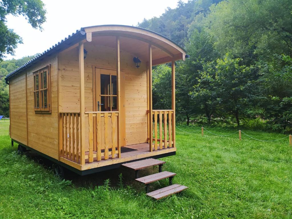 uma cabana de madeira num campo de relva verde em Maringotka em Tábor