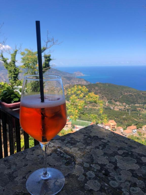 una copa de vino encima de una mesa en Casa vacanza al N.56 A POLLINA en Pollina