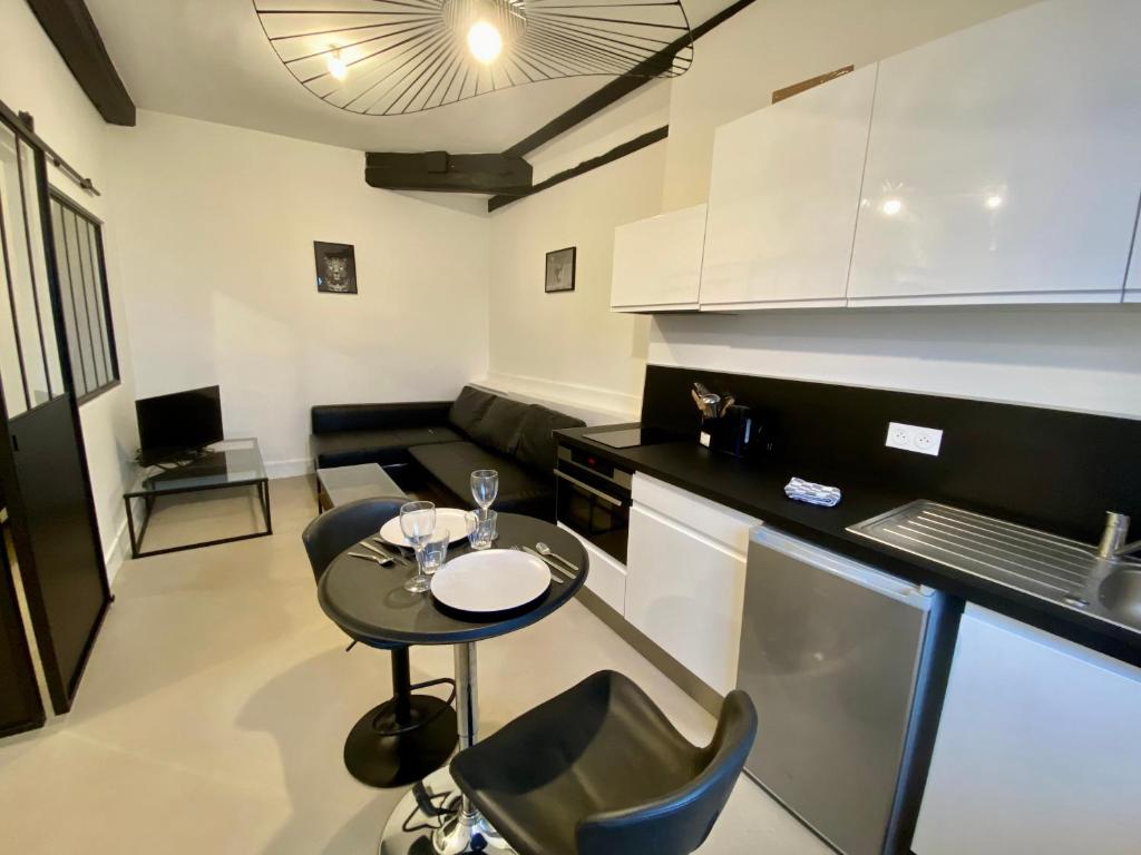 Kuchyňa alebo kuchynka v ubytovaní Henry I - petit appartement lumineux - 014
