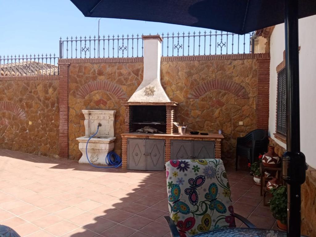 une cuisine extérieure avec une cuisinière et un grill dans l'établissement Casa Cueva Soledad, à Guadix