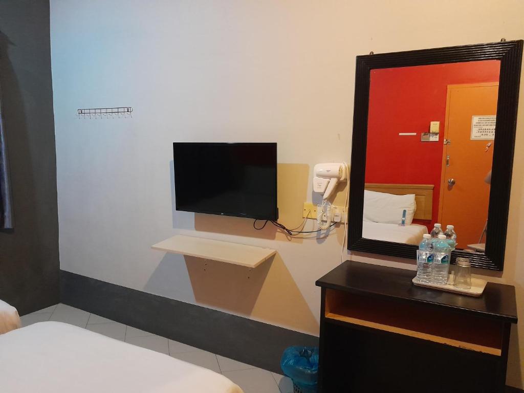 TV a/nebo společenská místnost v ubytování V HOTEL