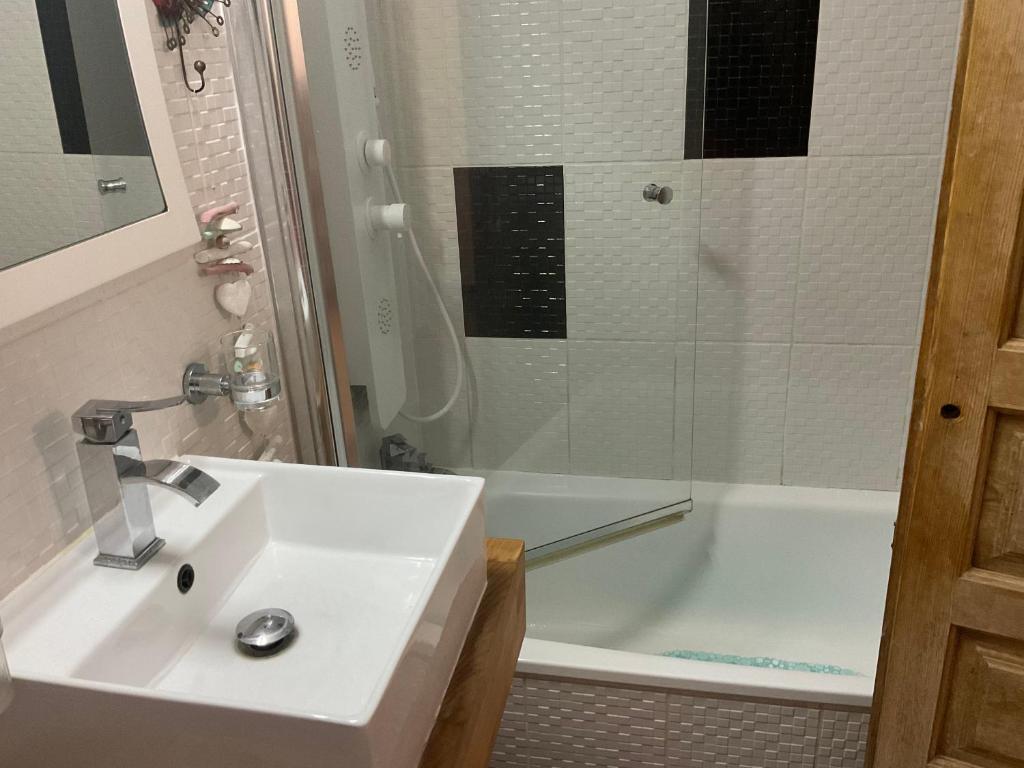 Koupelna v ubytování Mijas Pueblo Cosy Townhouse, sleeps 4