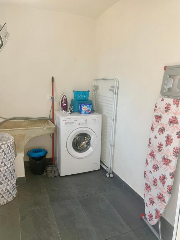 pralnię z pralką i pralką w obiekcie Casa DaviRì w mieście Modica