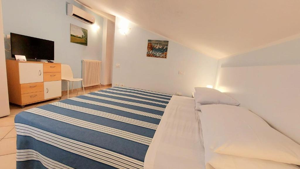 Cette chambre comprend un lit et une télévision. dans l'établissement B&B Villa Maria Paola - Alloggi Temporanei Isernia, à Isernia