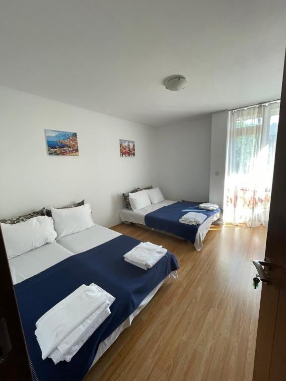 Кровать или кровати в номере Villa Flora SP apartments