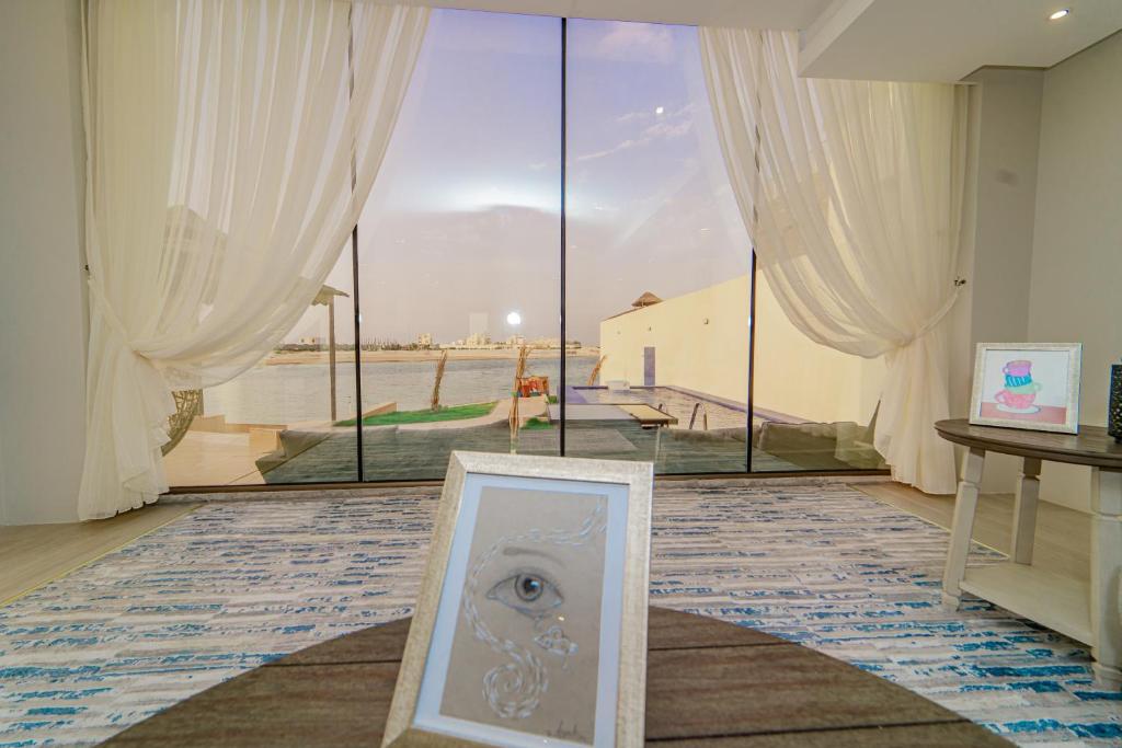 a picture of an eye in a room with a window at شاليه ايه in Half Moon Bay