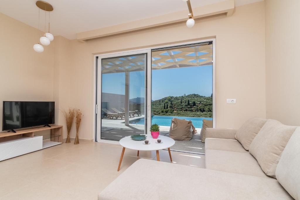 TV a/nebo společenská místnost v ubytování Spartakos Luxury Villa 2