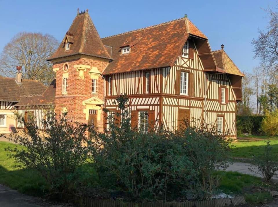 stary dom z dużą cegłą w obiekcie Manoir Normand au cœur d’un Domaine Equestre w mieście Saint-Samson