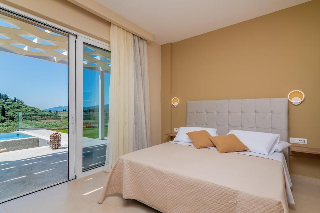 Postel nebo postele na pokoji v ubytování Spartakos Luxury Villa 2